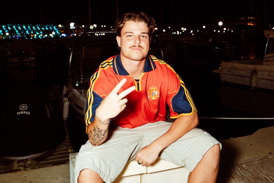 Dani BM sentado en el puerto de noche con la camiseta de España
